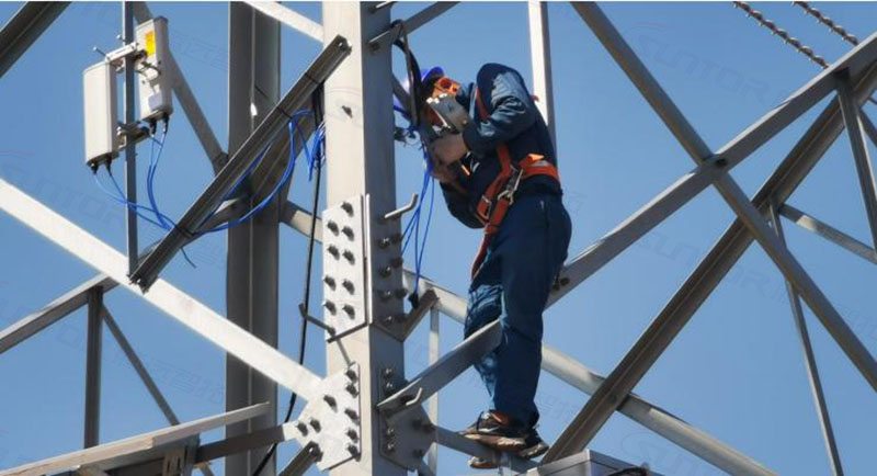 技术人员在现场安装通信设备